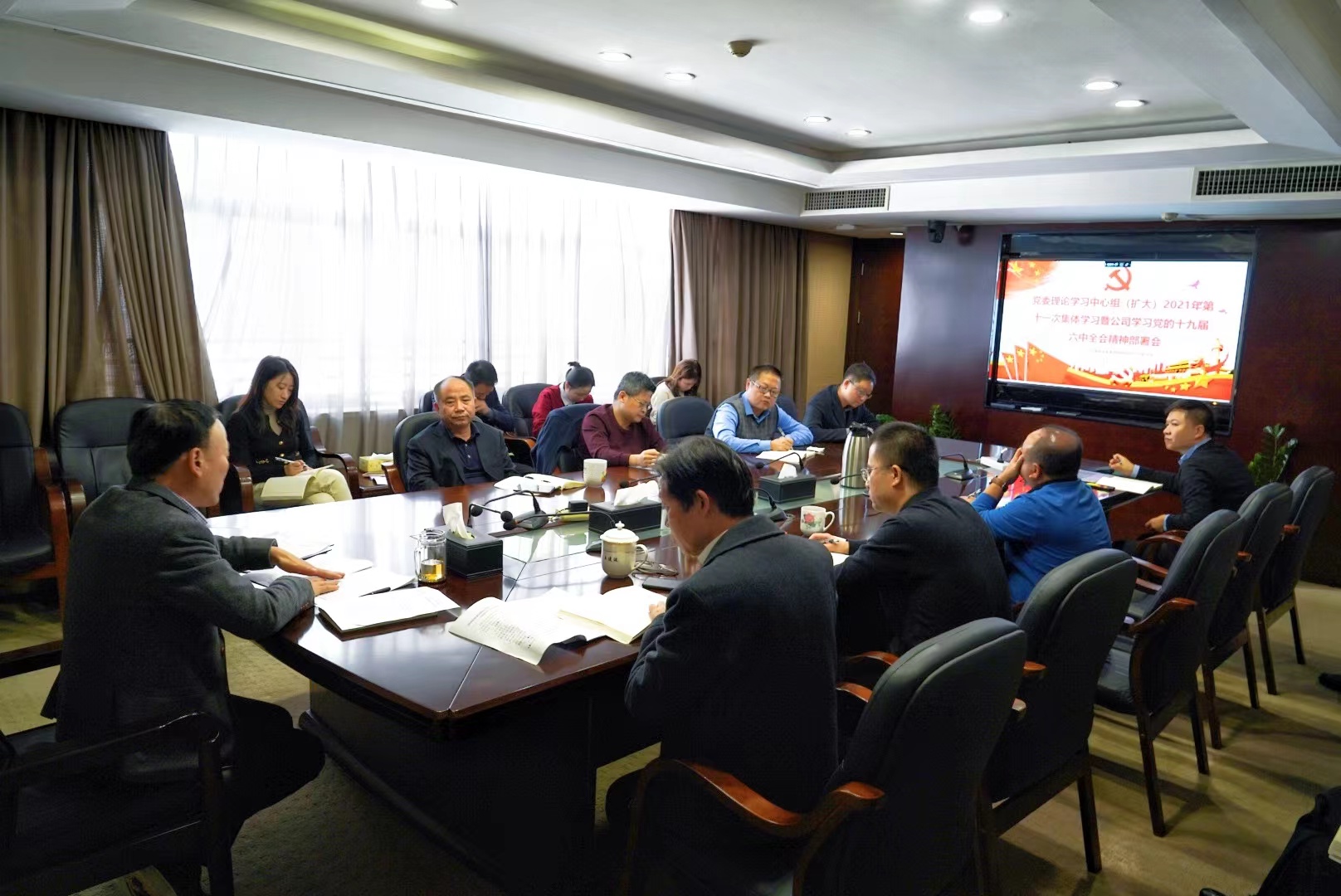 大发在线登录召开党委理论学习中心组（扩大)学习暨学习宣传贯彻党的十九届六中全会精神部署会